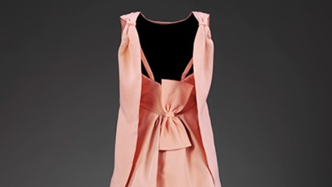 Vestido de noche. Seda de Gazar. 1965. Este vestido fue apodado "tulipán" por la prensa. E frente liso reserva interés para la espalda del vestido, con su gran lazo que recuerda al kimono japonés