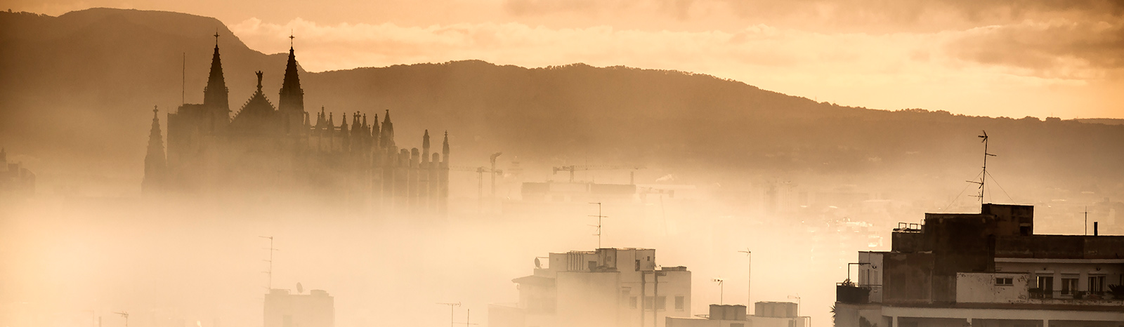 Catedral de Palma de Mallorca entre la niebla Catedral de Palma de Mallorca entre la niebla