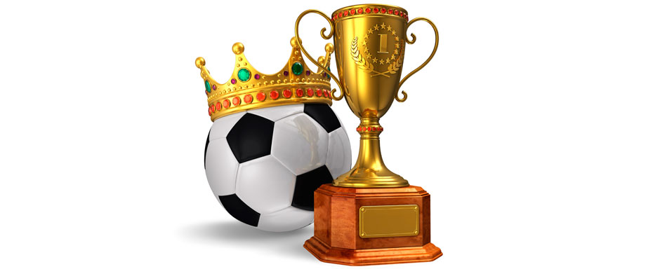 Copa de ganador y balón de fútbol con corona Copa de ganador y balón de fútbol con corona