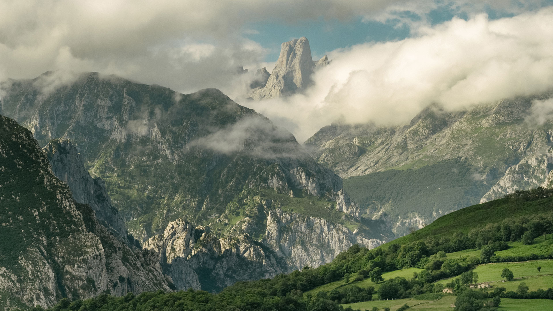 Vista del Naranjo de Bulnes en los Picos de Europa, Asturias Vista del Naranjo de Bulnes en los Picos de Europa, Asturias