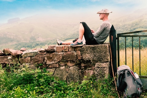  Peregrino descansando en el Camino de Santiago