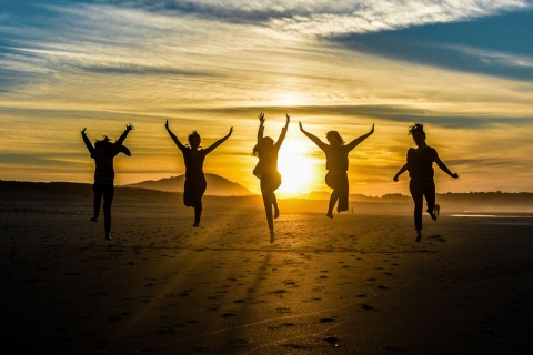  Des amis sur une plage de Galice au coucher du soleil