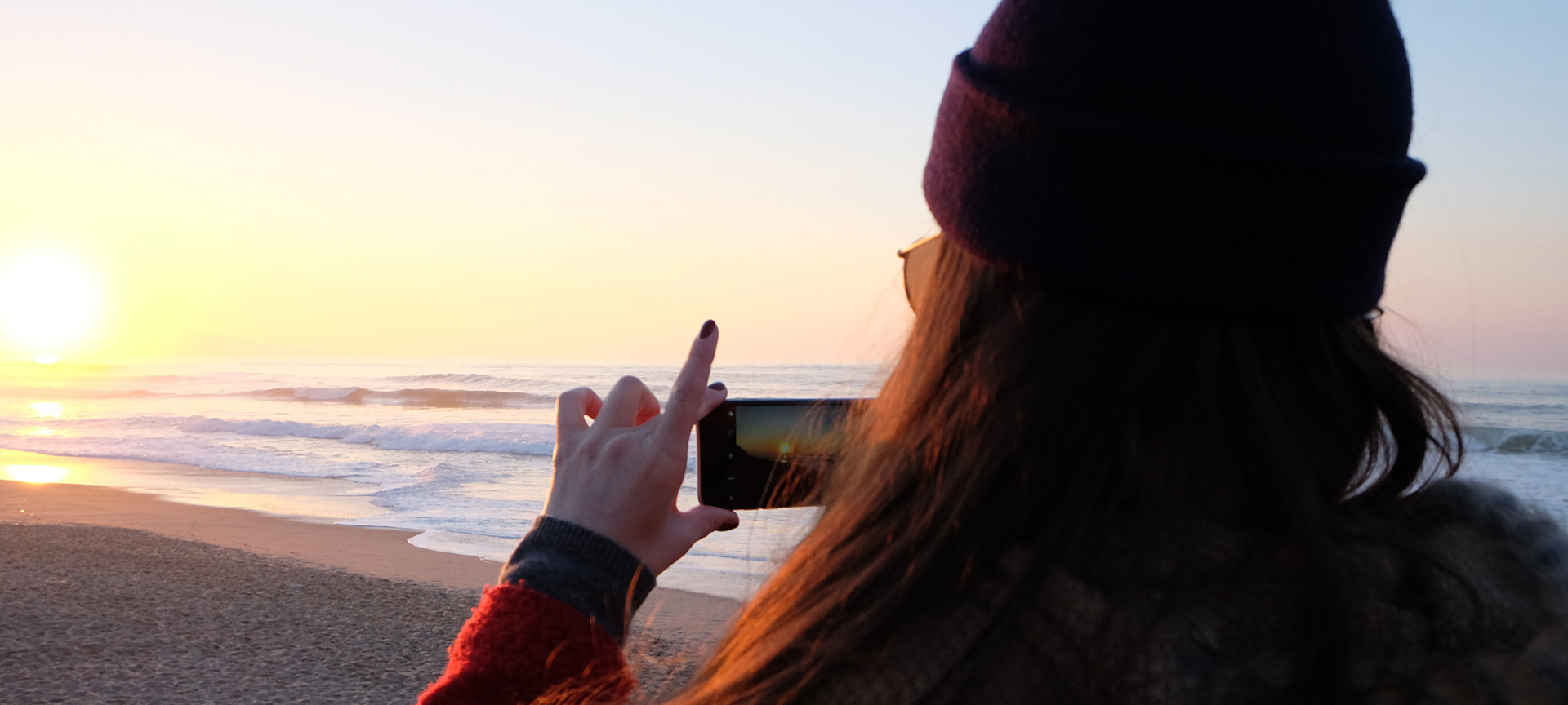 Ragazza che fotografa il tramonto Ragazza che fotografa il tramonto