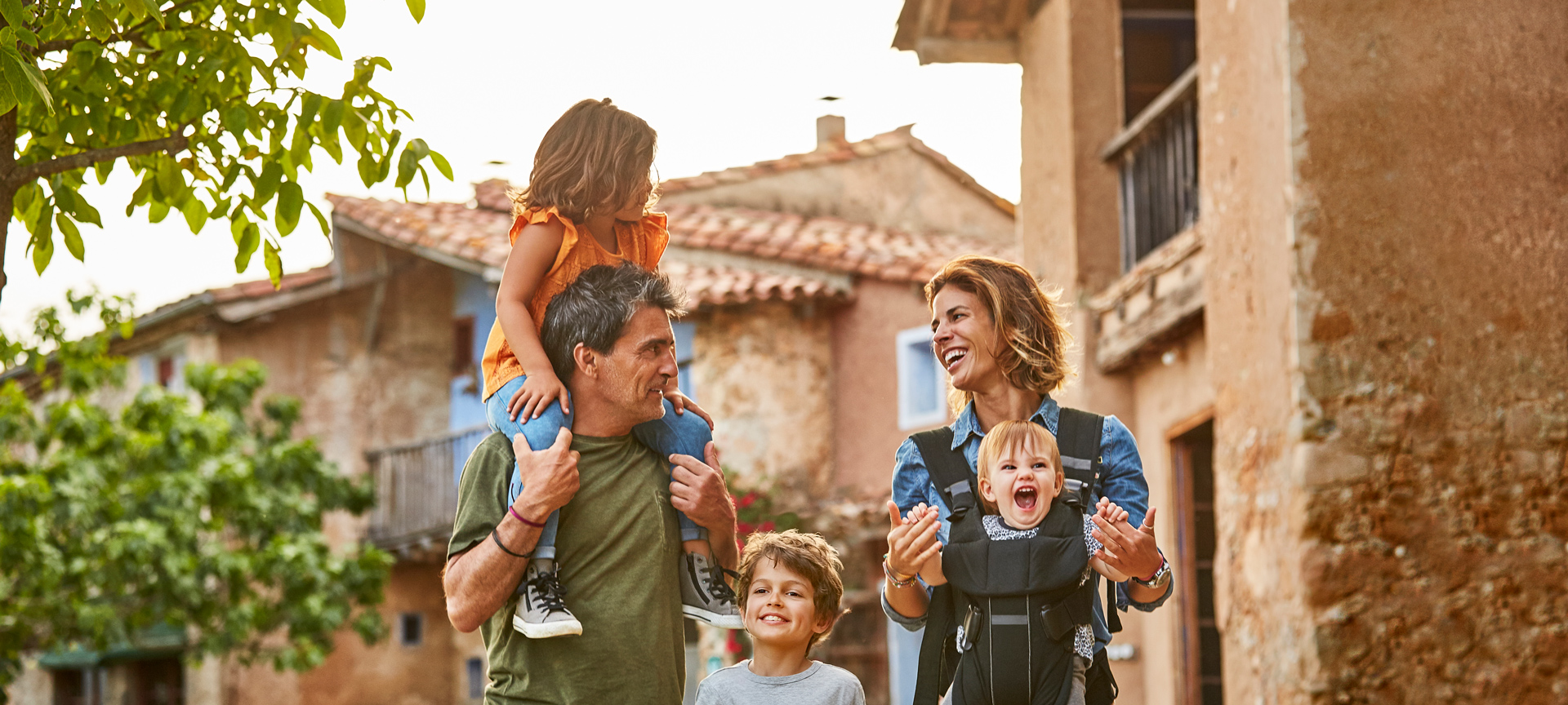Familia disfrutando de sus vacaciones en una casa rural en España Familia disfrutando de sus vacaciones en una casa rural en España