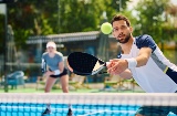 屋外でプレー中のパドルテニス選手