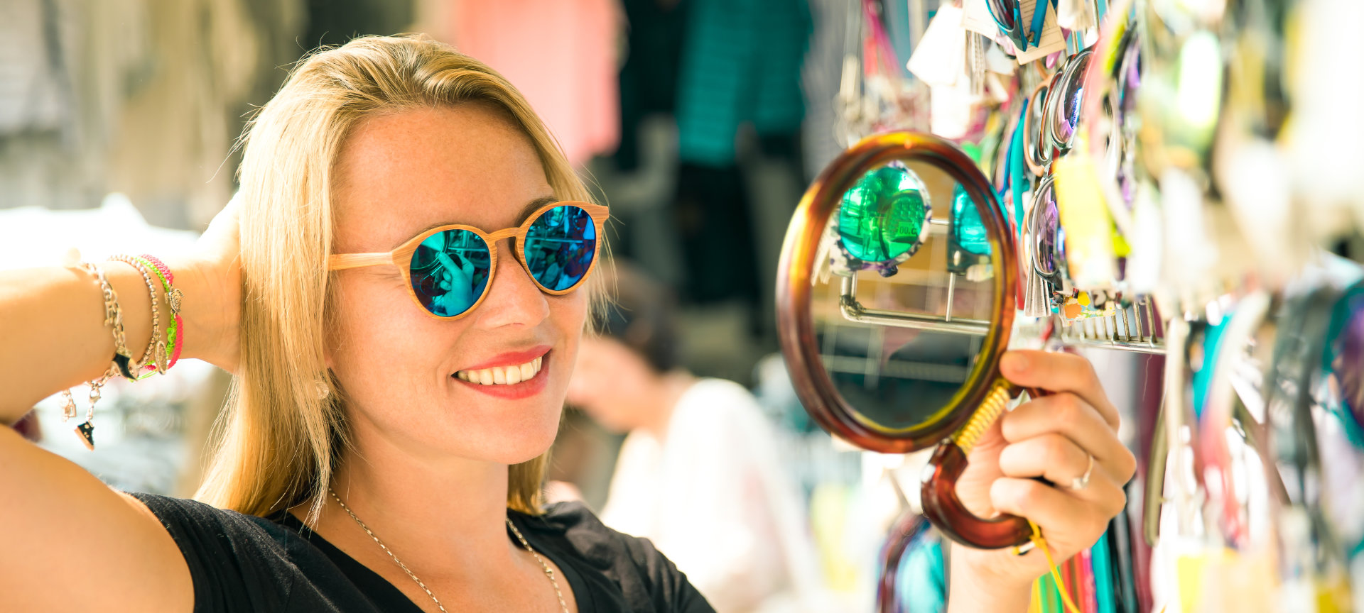 Turista probándose unas gafas en un mercadillo Turista probándose unas gafas en un mercadillo