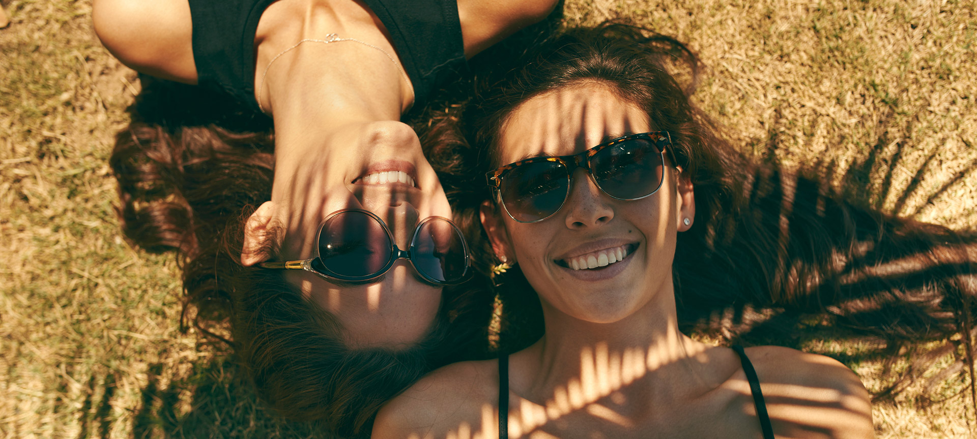Chicas felices tomando el sol Chicas felices tomando el sol