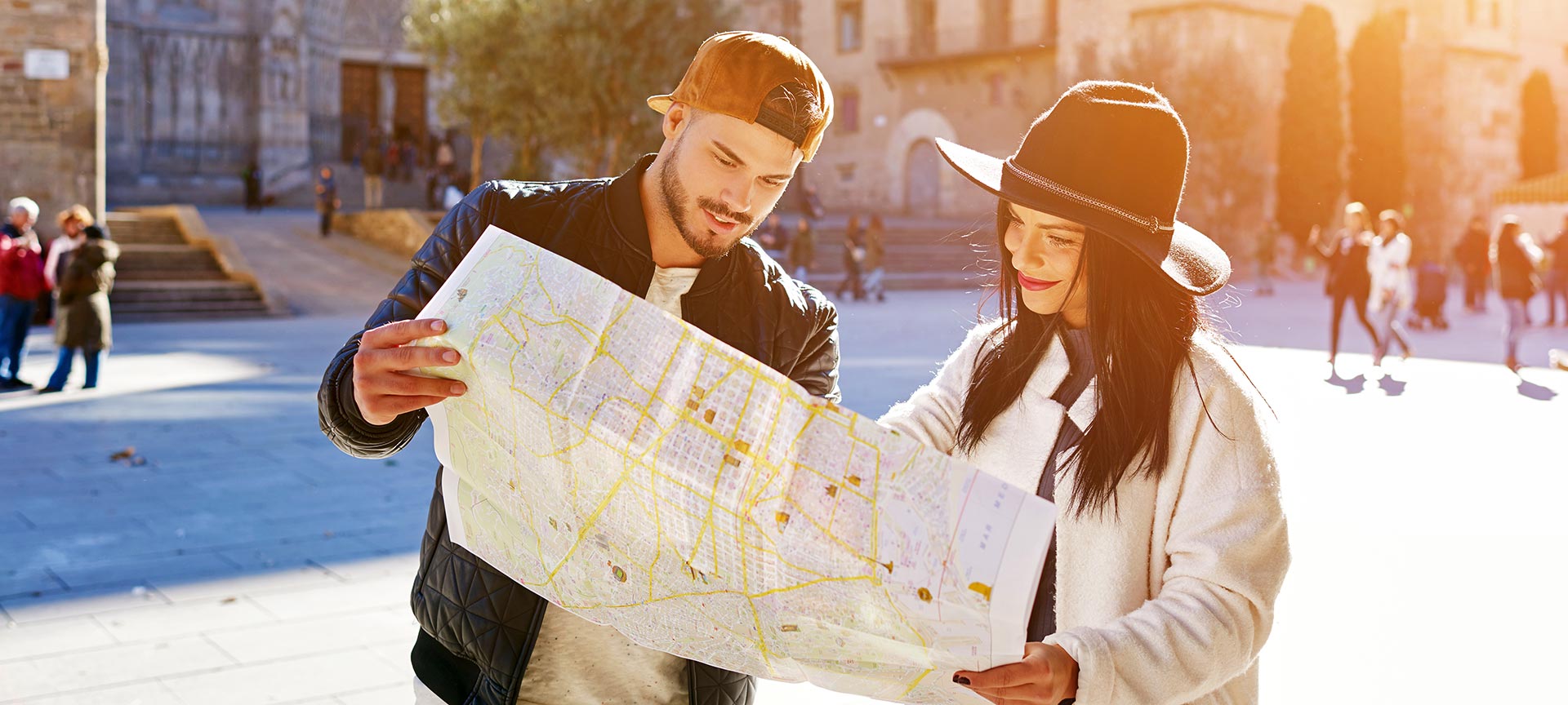 Una pareja joven consulta un mapa en Barcelona Una pareja joven consulta un mapa en Barcelona
