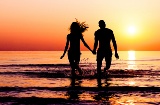 Una coppia che si gode il tramonto sulla spiaggia