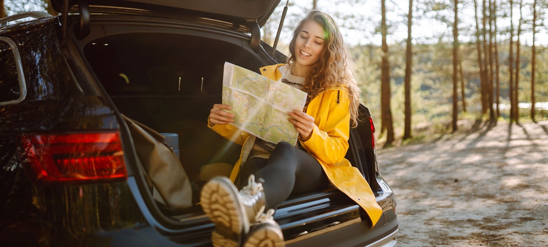 Turista consultando un mapa