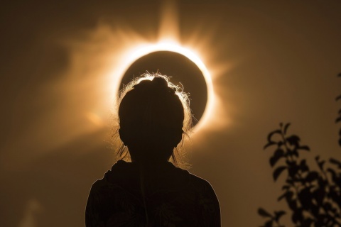 Silueta de una persona mirando el eclipse solar