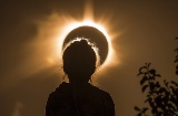 Silhouette di una persona che osserva l'eclissi solare