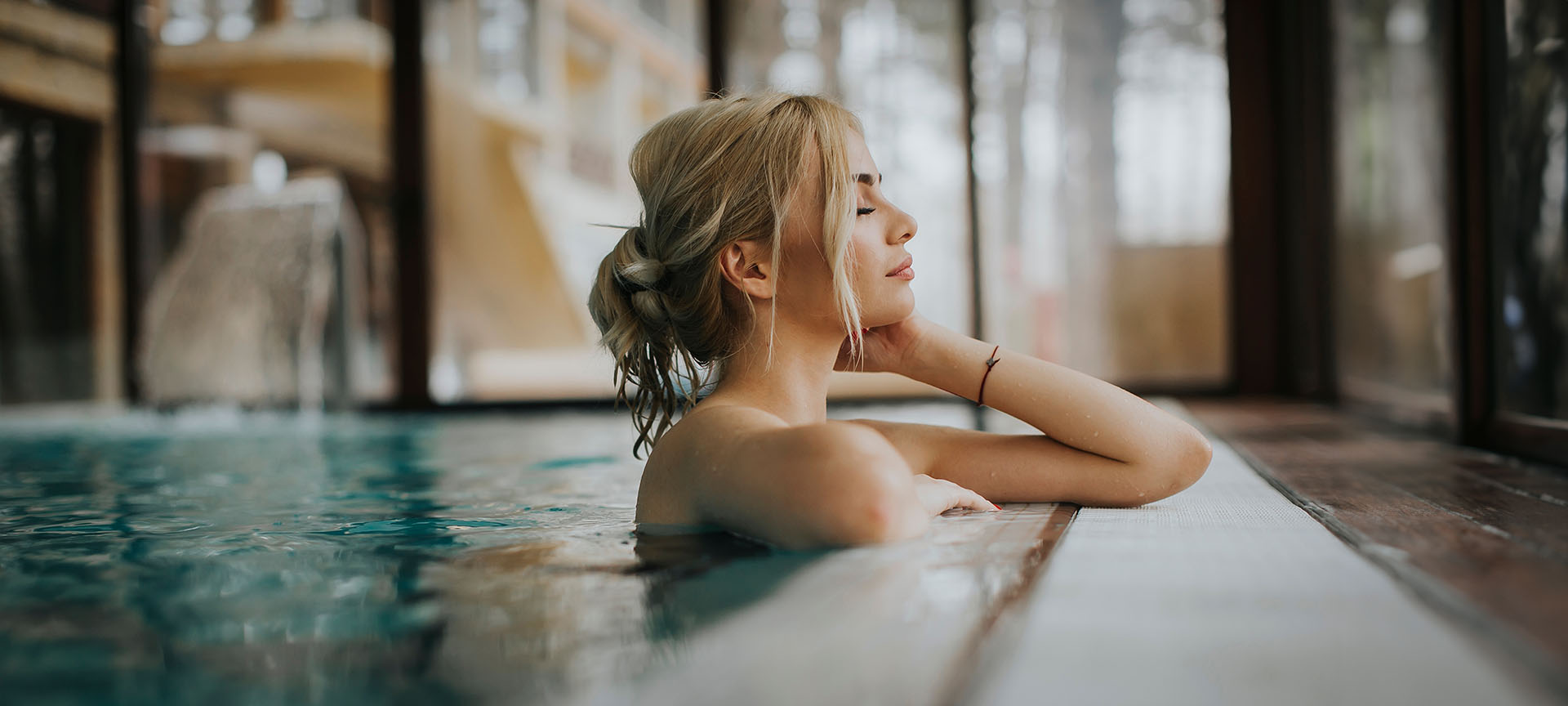 Un turista si rilassa in piscina Un turista si rilassa in piscina