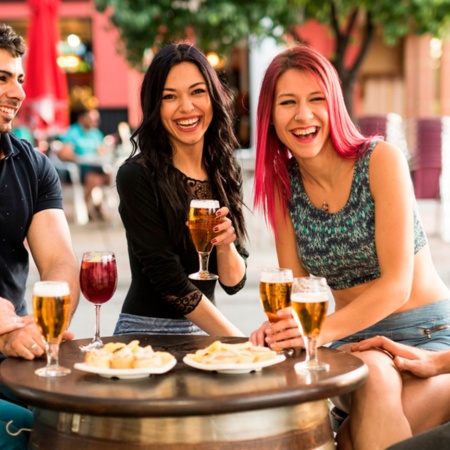 Turistas en una terraza