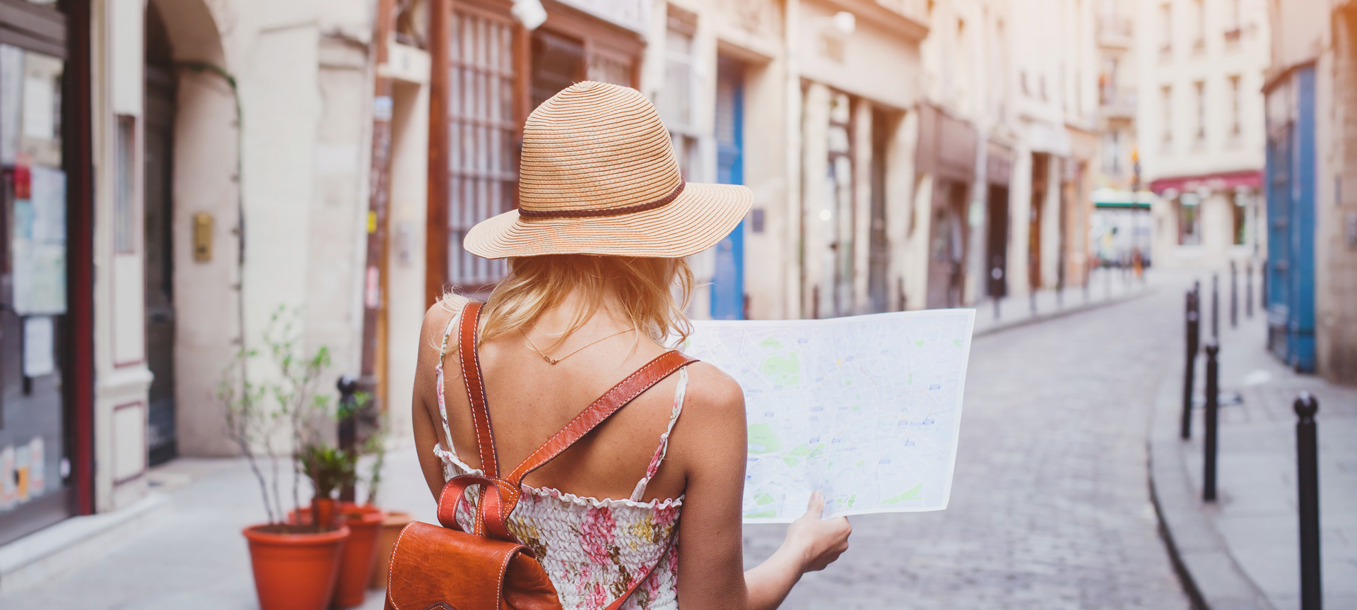 Una turista pasea por la ciudad con un mapa Una turista pasea por la ciudad con un mapa
