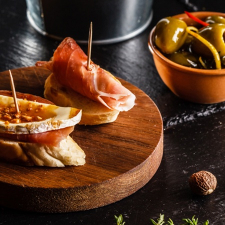 Deliciosas tapas acompañando a la bebida