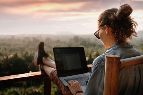 Ragazza che lavora con vista sul paesaggio naturale