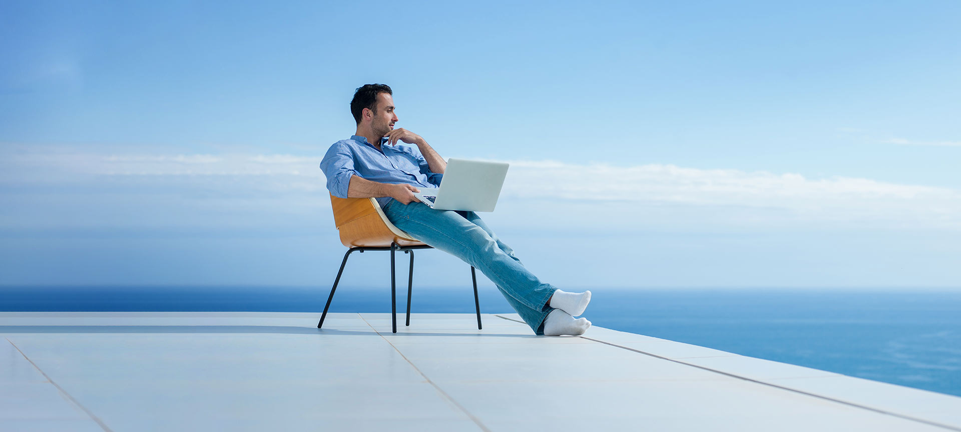 Uomo che lavora al pc con vista sul mare. Uomo che lavora al pc con vista sul mare.