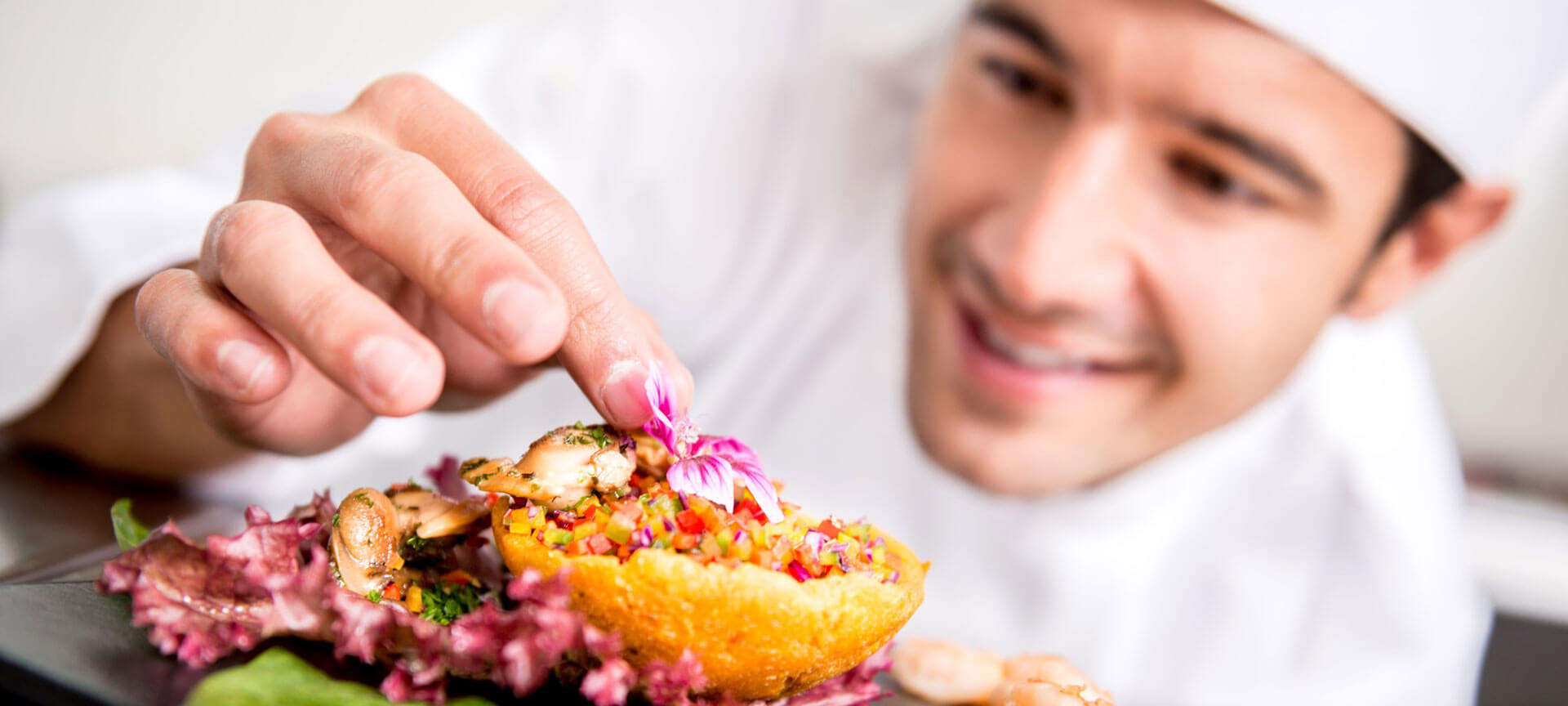Experiencias de vino y gastronomía Chef emplatando