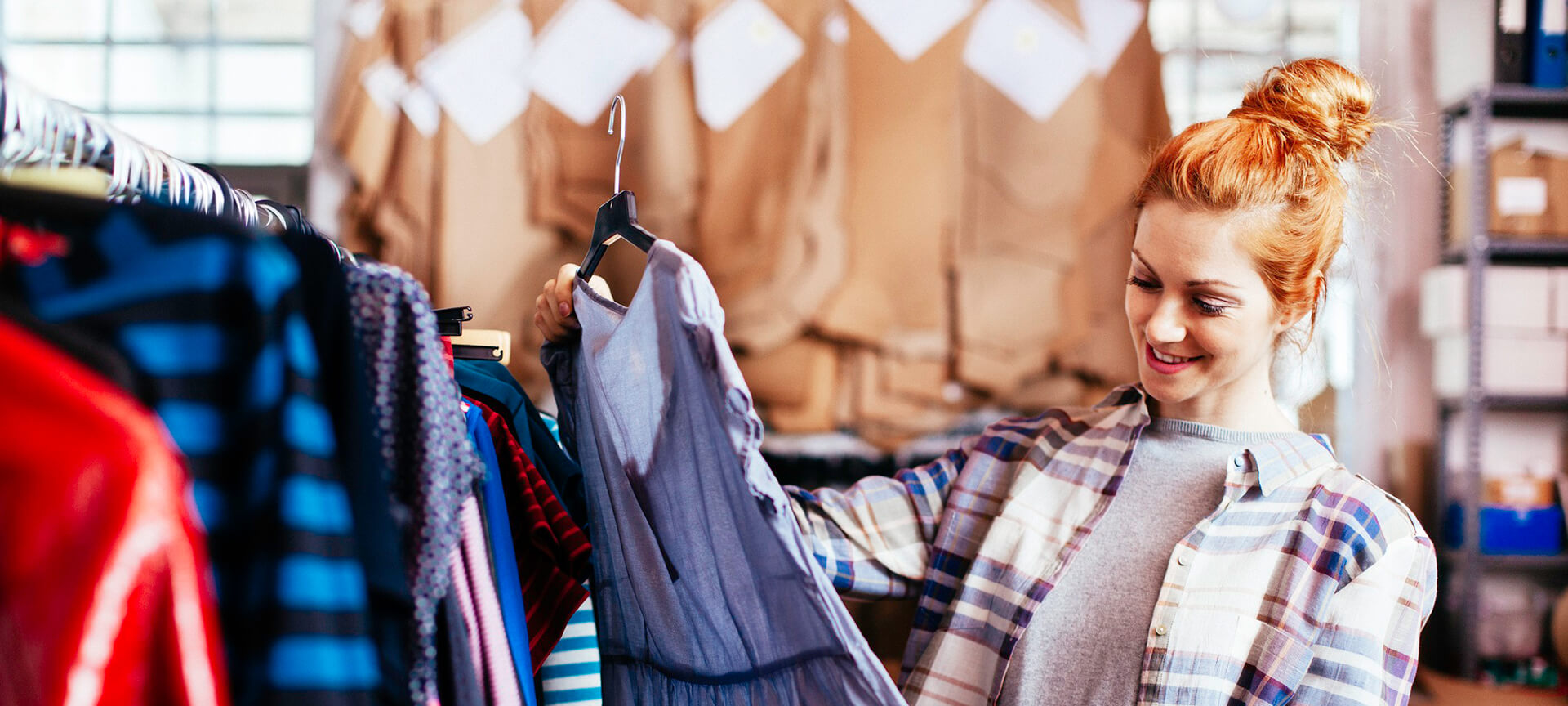 Experiencias de compras Mujer observando un vestido