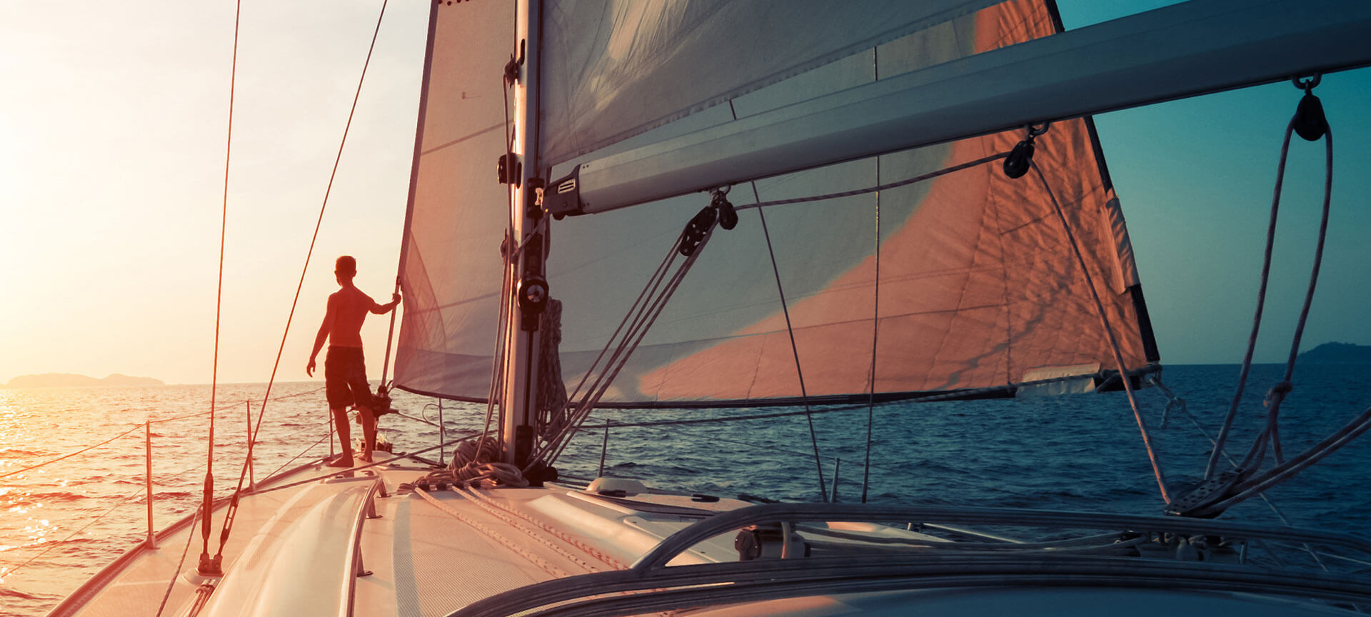 Experiencias en el mar Chico en un velero con puesta de sol