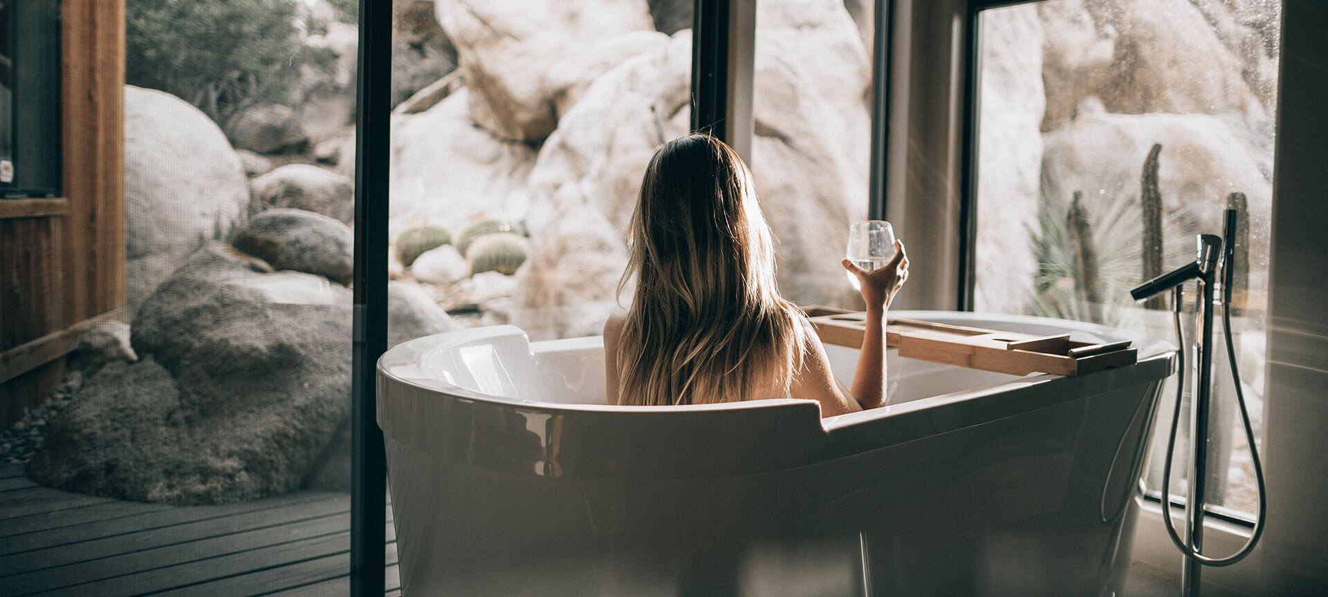 Experiencias de salud y bienestar Mujer relajándose en un spa