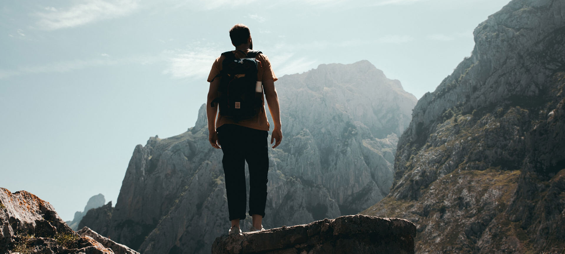 Experiencias de deporte y aventura Hombre en la cima de una montaña