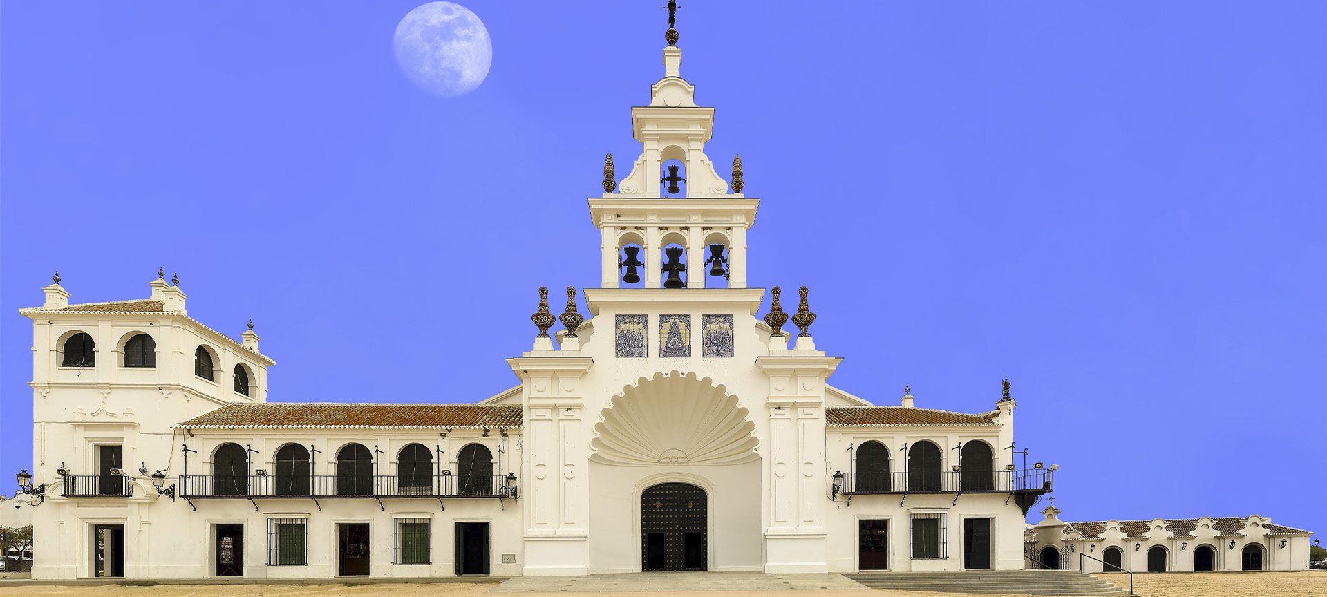 La ermita de El Rocío, en Almonte (Huelva, Andalucía) La ermita de El Rocío, en Almonte (Huelva, Andalucía)