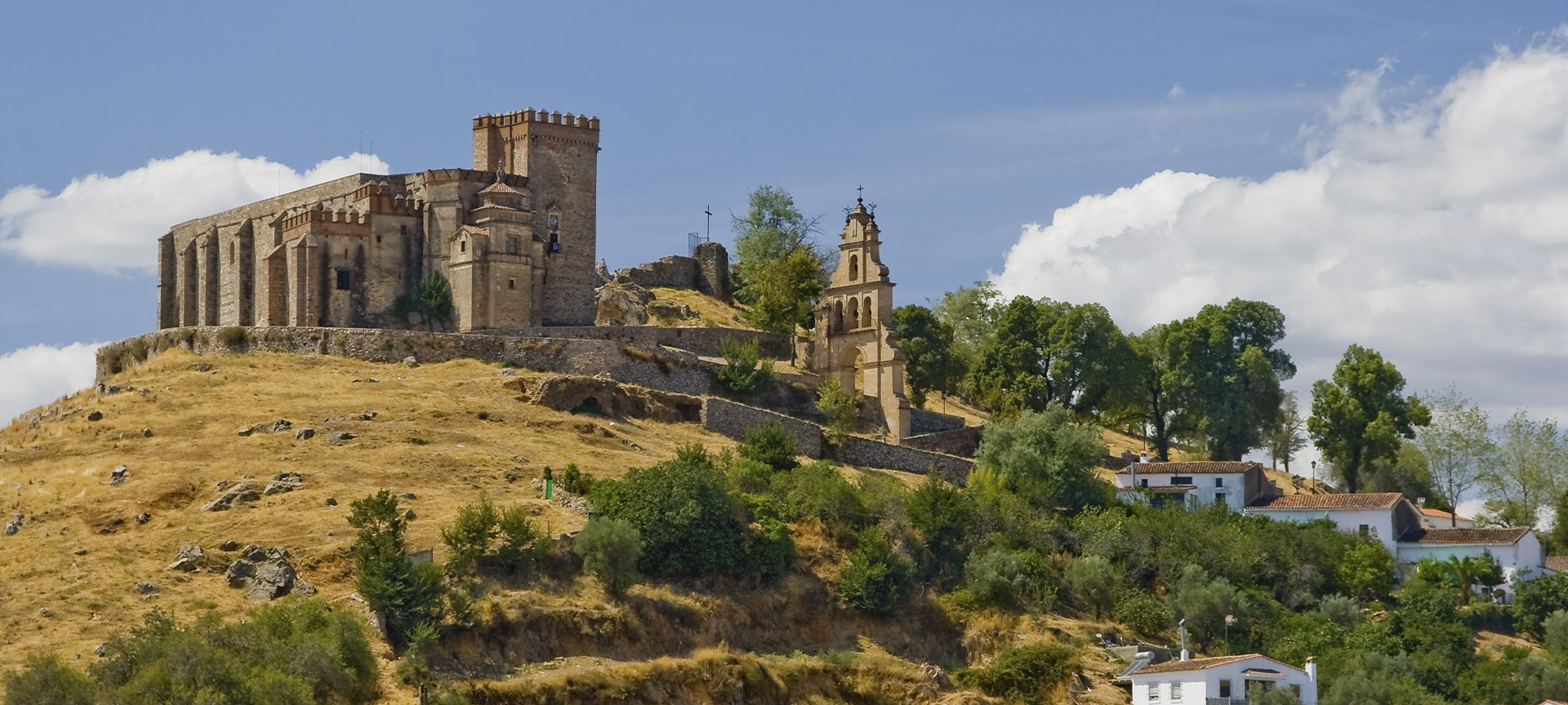 El recinto fortificado de Aracena (Huelva, Andalucía) El recinto fortificado de Aracena (Huelva, Andalucía)