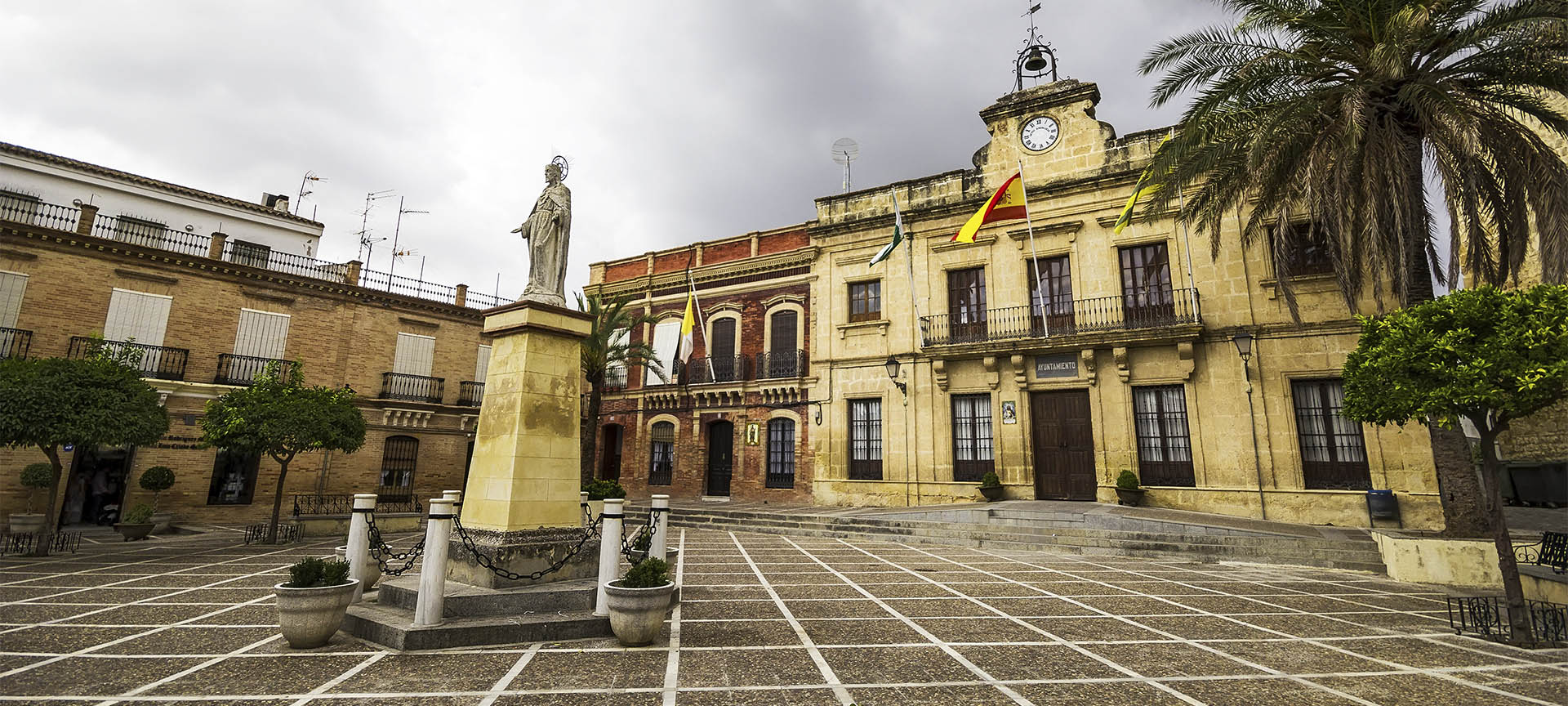 Plaza Mayor y Ayuntamiento de Bornos (Cádiz, Andalucía) Plaza Mayor y Ayuntamiento de Bornos (Cádiz, Andalucía)