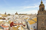 La torre della Chiesa di San Bartolomé domina la panoramica di Carmona (Siviglia, Andalusia)