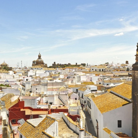 La torre della Chiesa di San Bartolomé domina la panoramica di Carmona (Siviglia, Andalusia)