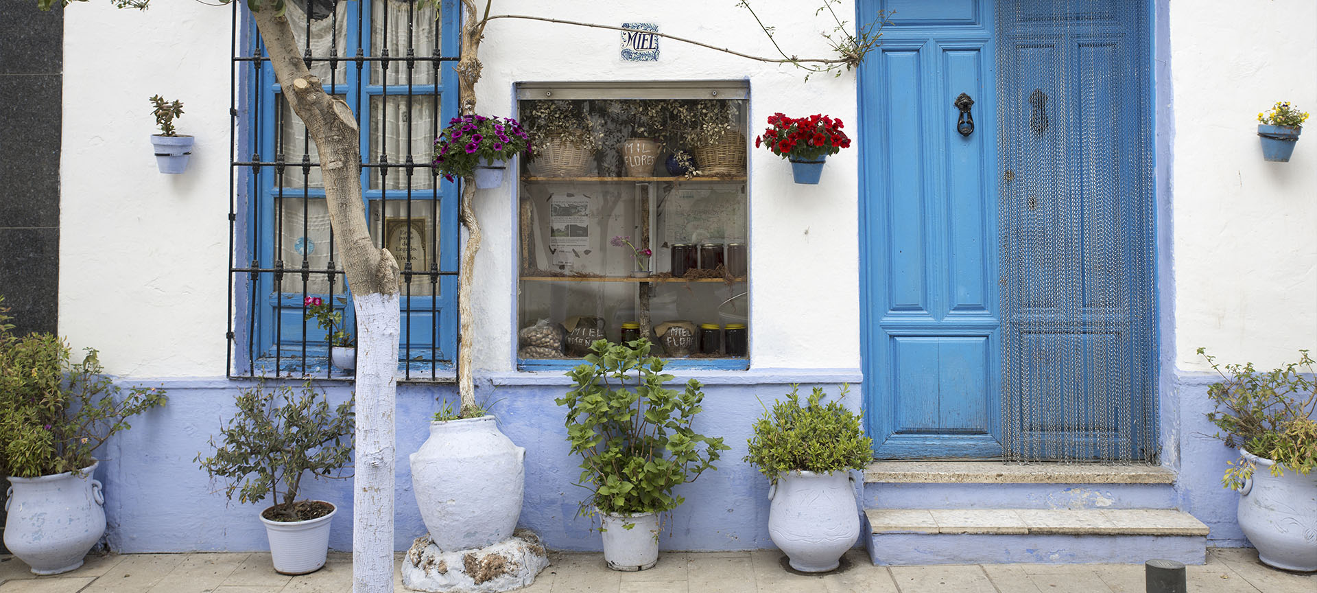 Uma rua de Lanjarón (Granada, Andaluzia) Uma rua de Lanjarón (Granada, Andaluzia)