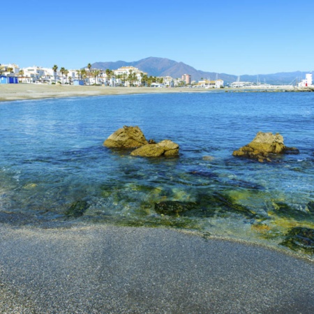 Strand La Duquesa in Manilva (Málaga, Andalusien)