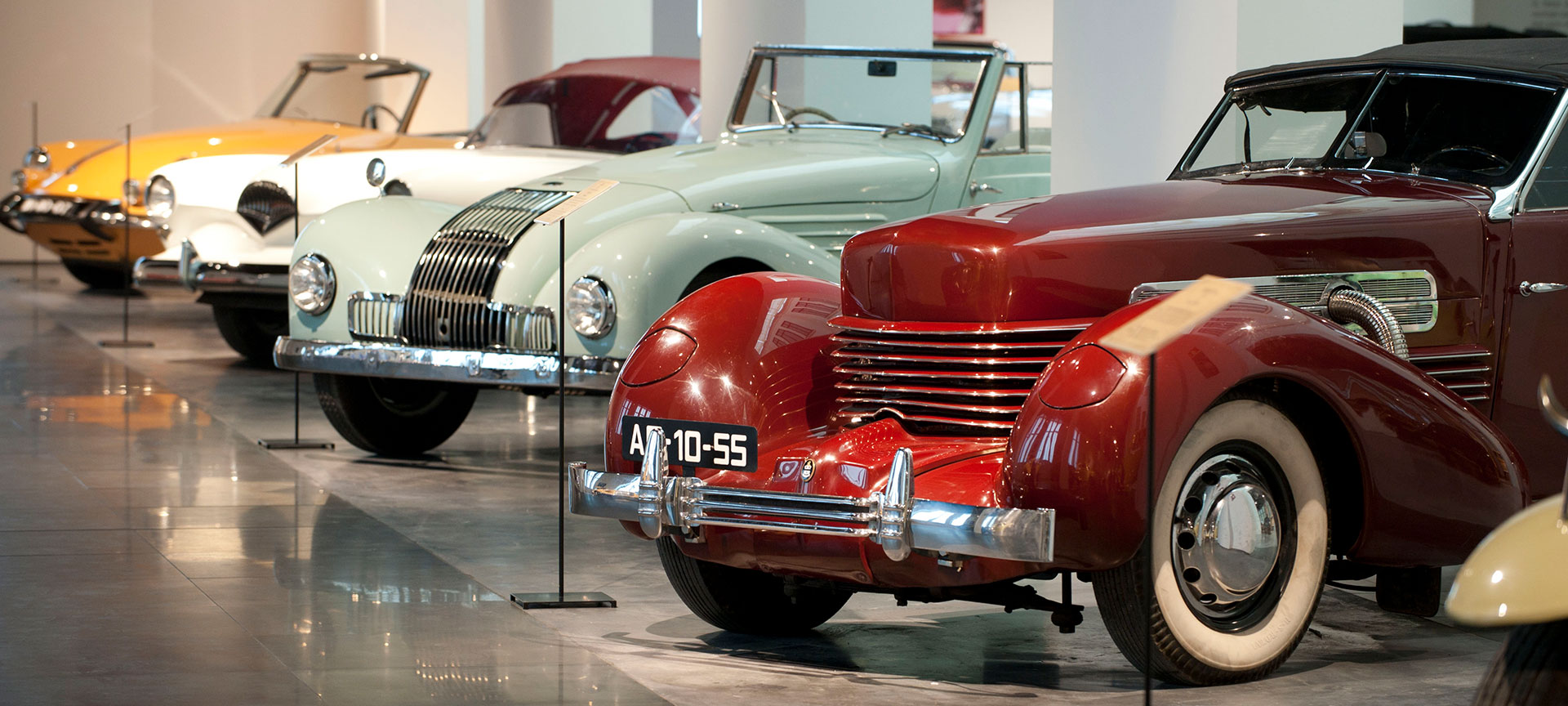 Interior do Museu Automobilístico e da Moda de Málaga Interior do Museu Automobilístico e da Moda de Málaga