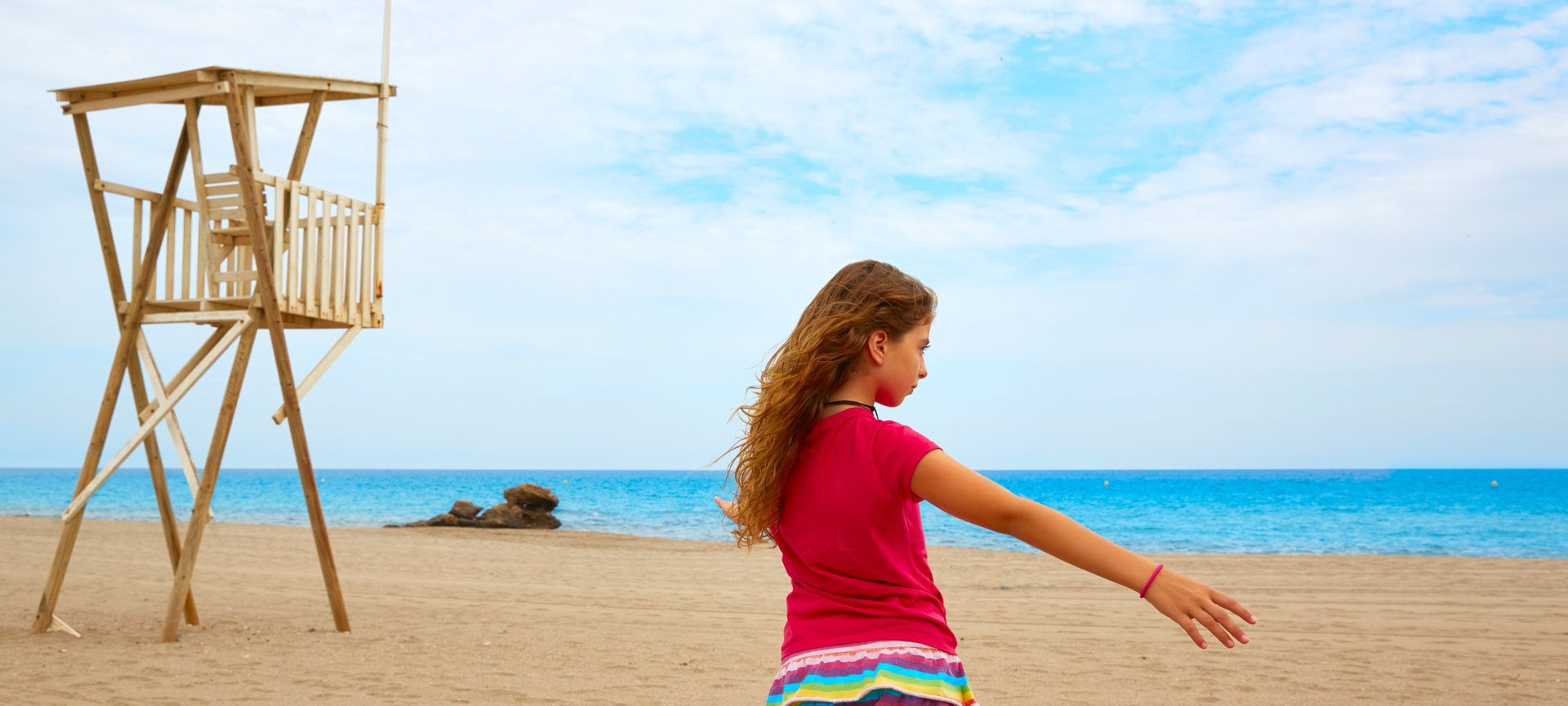 Niña en playa de Mojácar en Almería, Andalucía Niña en playa de Mojácar en Almería, Andalucía
