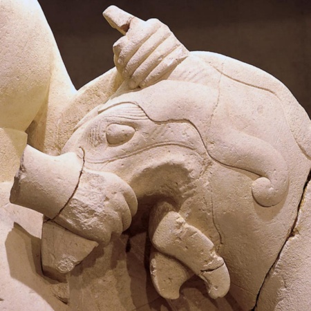 Détail de la sculpture « Griphomachie », qui représente la lutte de l’homme contre un animal mythologique. Ve siècle