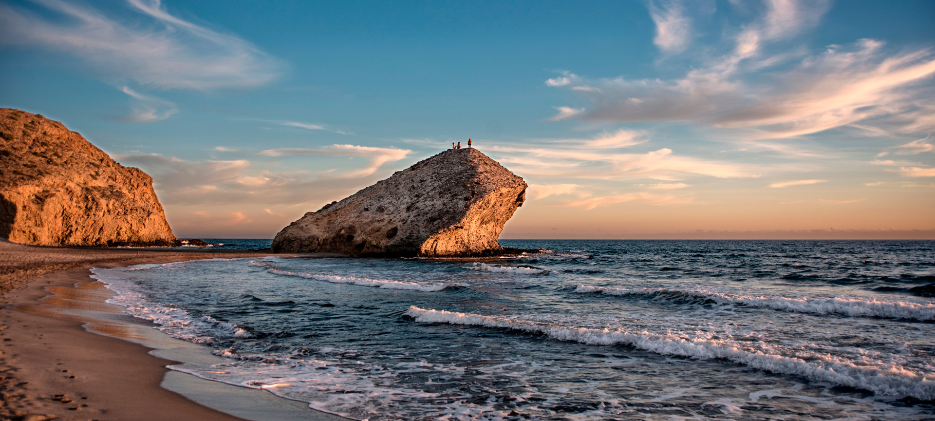 Puesta de sol en la playa de Monsul en el Parque Natural Cabo de Gata, Almería, Andalucía Puesta de sol en la playa de Monsul en el Parque Natural Cabo de Gata, Almería, Andalucía