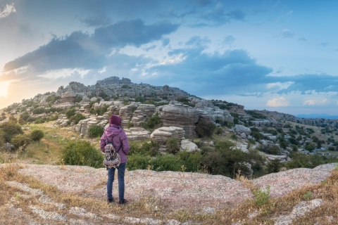 Persona mentre contempla il Torcal de Antequera a Malaga, Andalusia