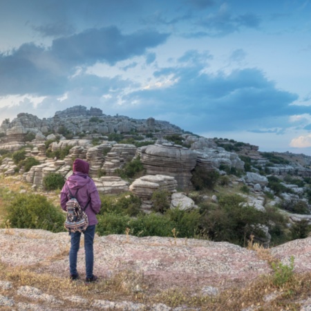 Persona mentre contempla il Torcal de Antequera a Malaga, Andalusia