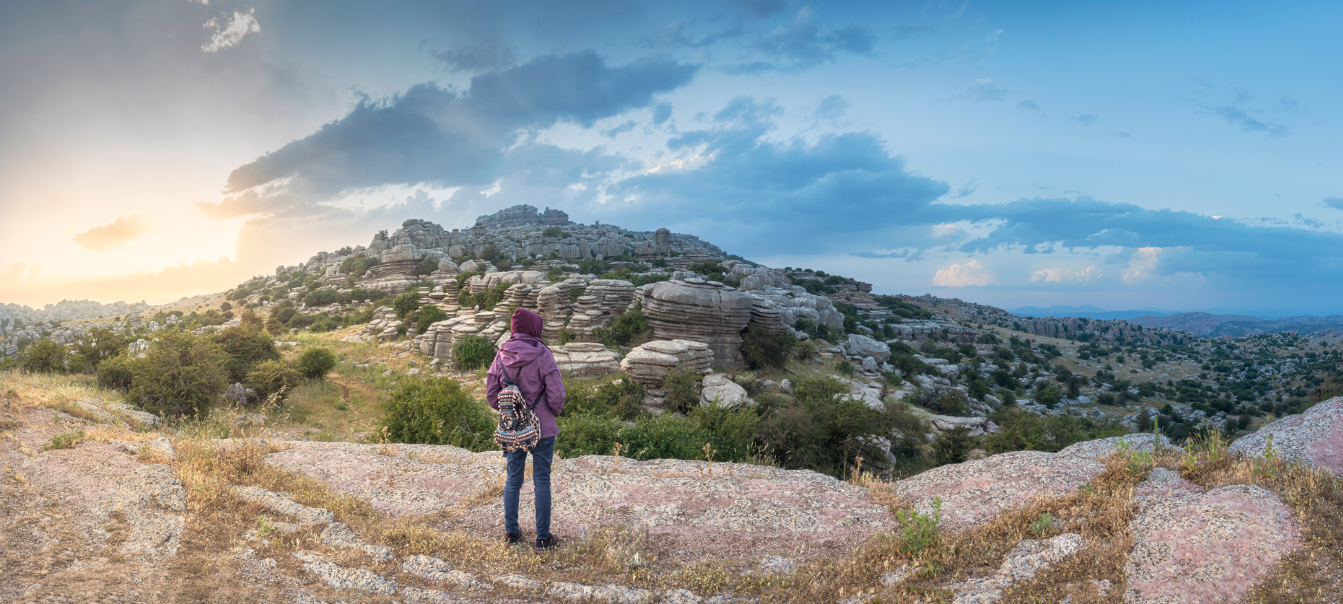 Persona mentre contempla il Torcal de Antequera a Malaga, Andalusia Persona mentre contempla il Torcal de Antequera a Malaga, Andalusia