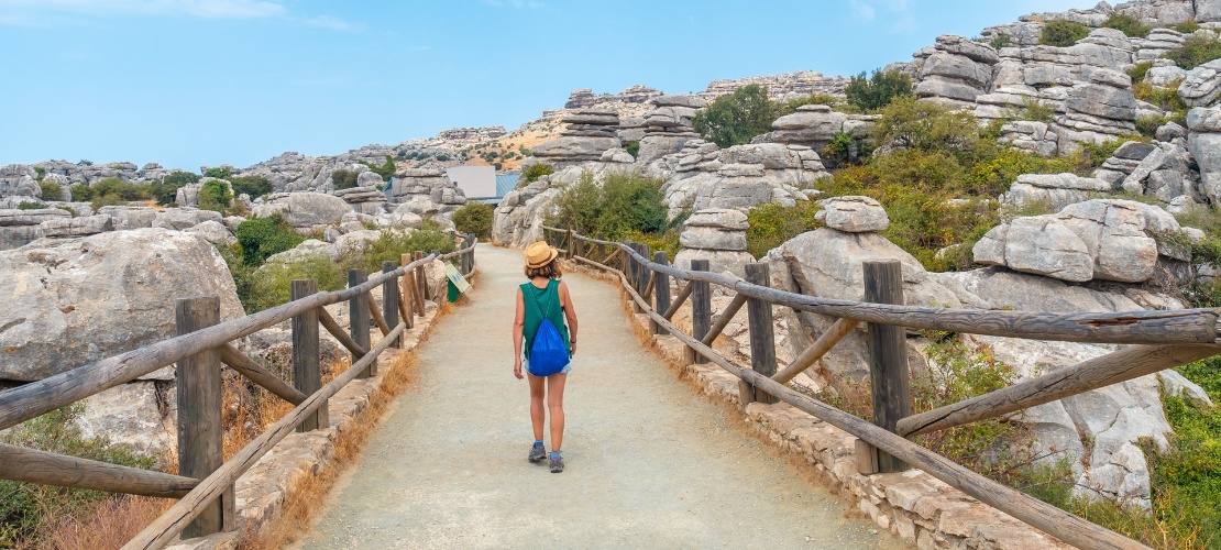 Turista en el Torcal de Antequera, Málaga Turista en el Torcal de Antequera, Málaga