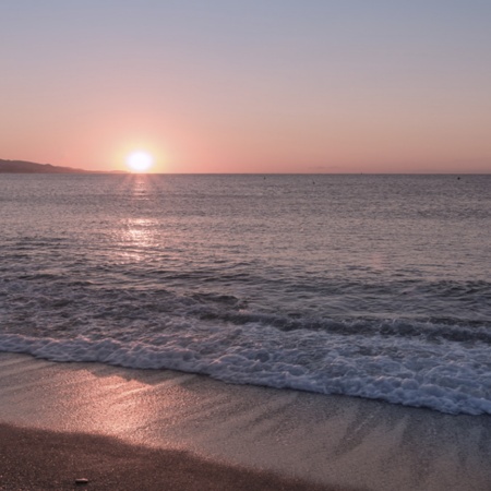 Tramonto su una spiaggia di Torre del Mar (Malaga, Andalusia)
