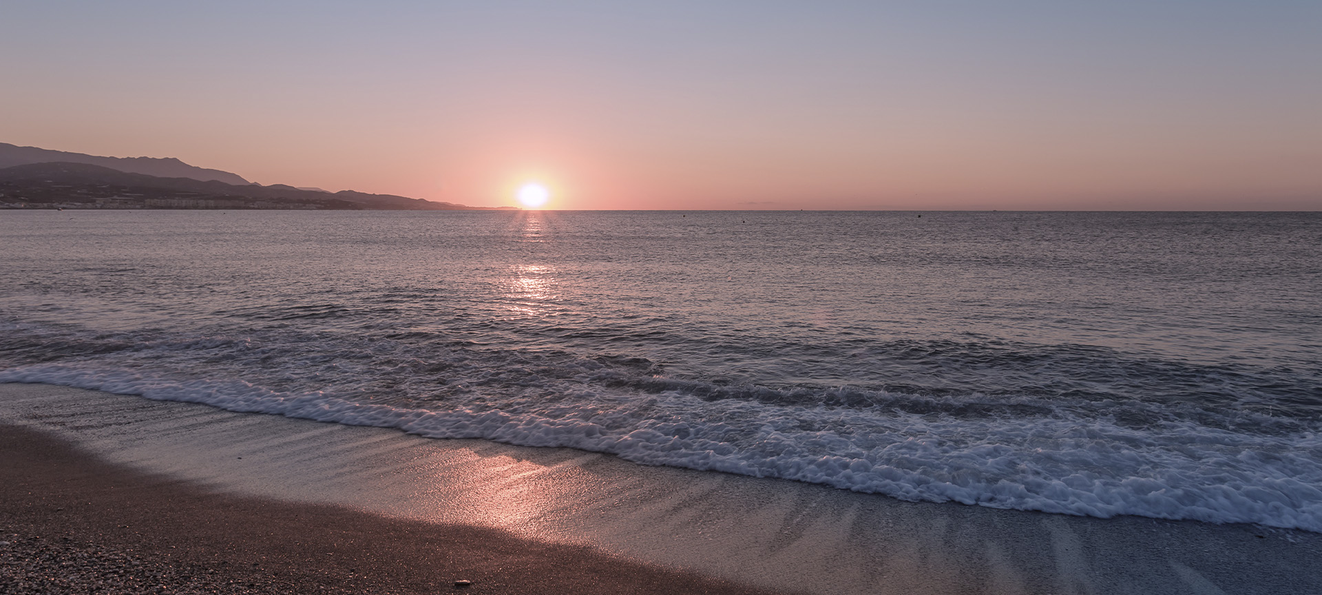 Atardecer en una playa de Torre del Mar (Málaga, Andalucía) Atardecer en una playa de Torre del Mar (Málaga, Andalucía)