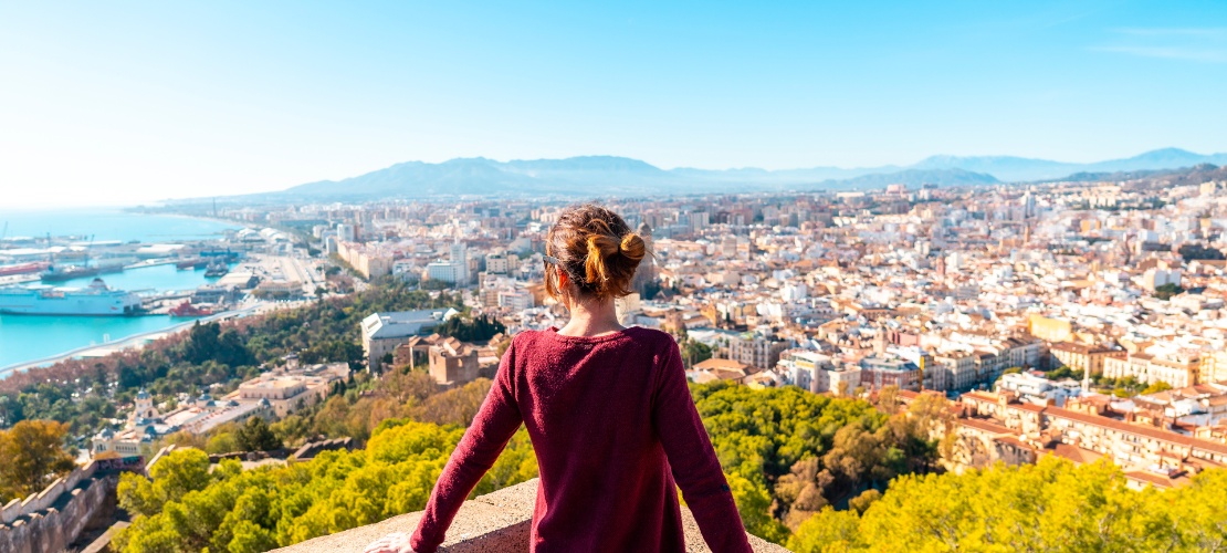 Turista contemplando la ciudad de Málaga desde el Castillo de Gibralfaro, Andalucía