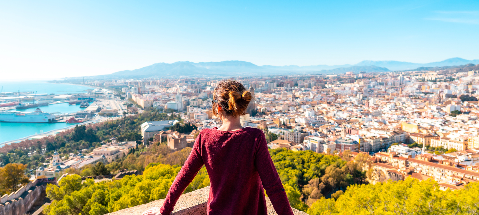 Turista contemplando la ciudad de Málaga desde el Castillo de Gibralfaro, Andalucía Turista contemplando la ciudad de Málaga desde el Castillo de Gibralfaro, Andalucía