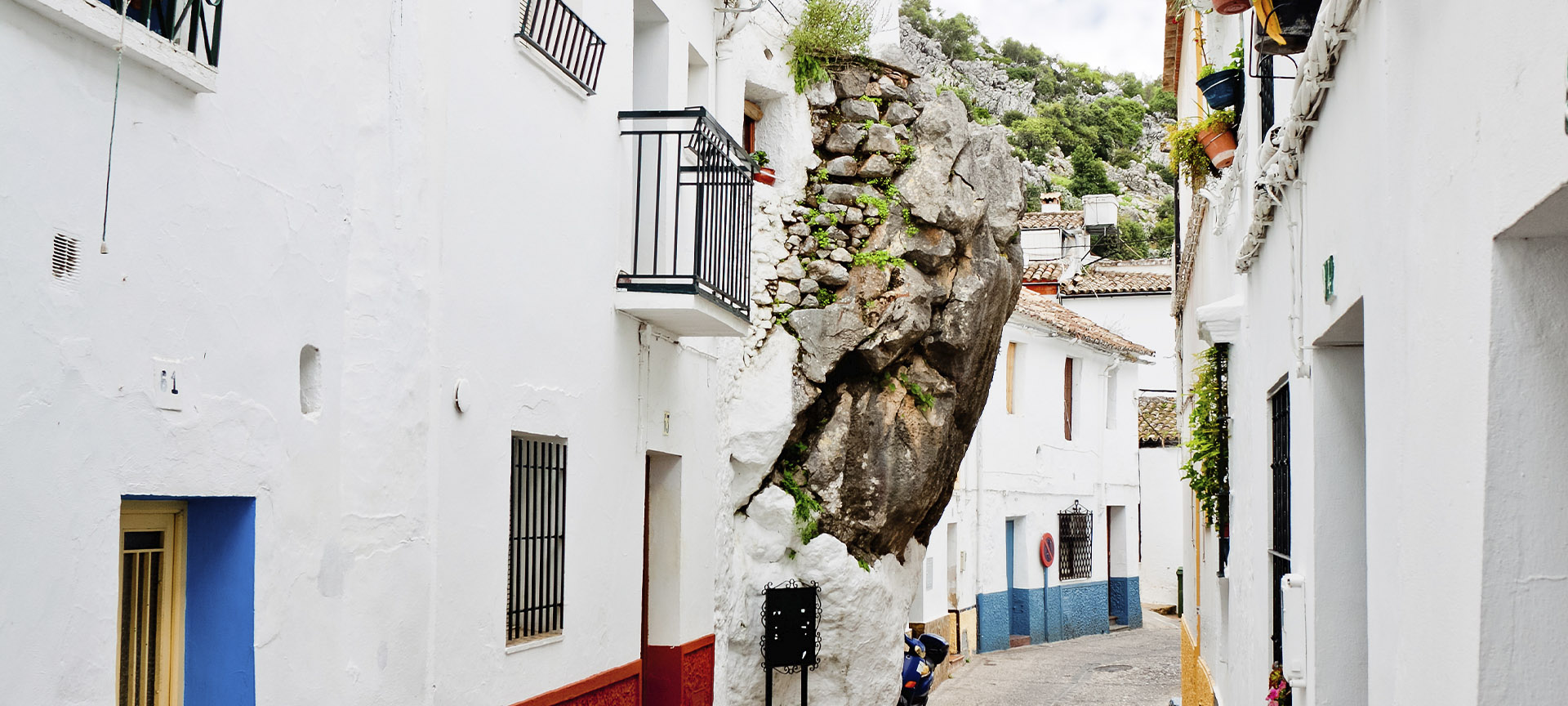 La casa conocida como "el peñón de la Becerra", en Ubrique (Cádiz, Andalucía) La casa conocida como "el peñón de la Becerra", en Ubrique (Cádiz, Andalucía)