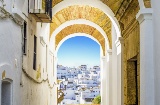 Typische Straße und Panoramablick auf Vejer de la Frontera (Cádiz, Andalusien)