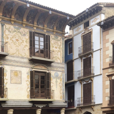 Fachadas decoradas de la Plaza Mayor de Graus (Huesca, Aragón)