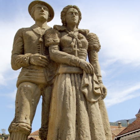 Escultura al traje tradicional "chesco", en Hecho (Huesca, Aragón)